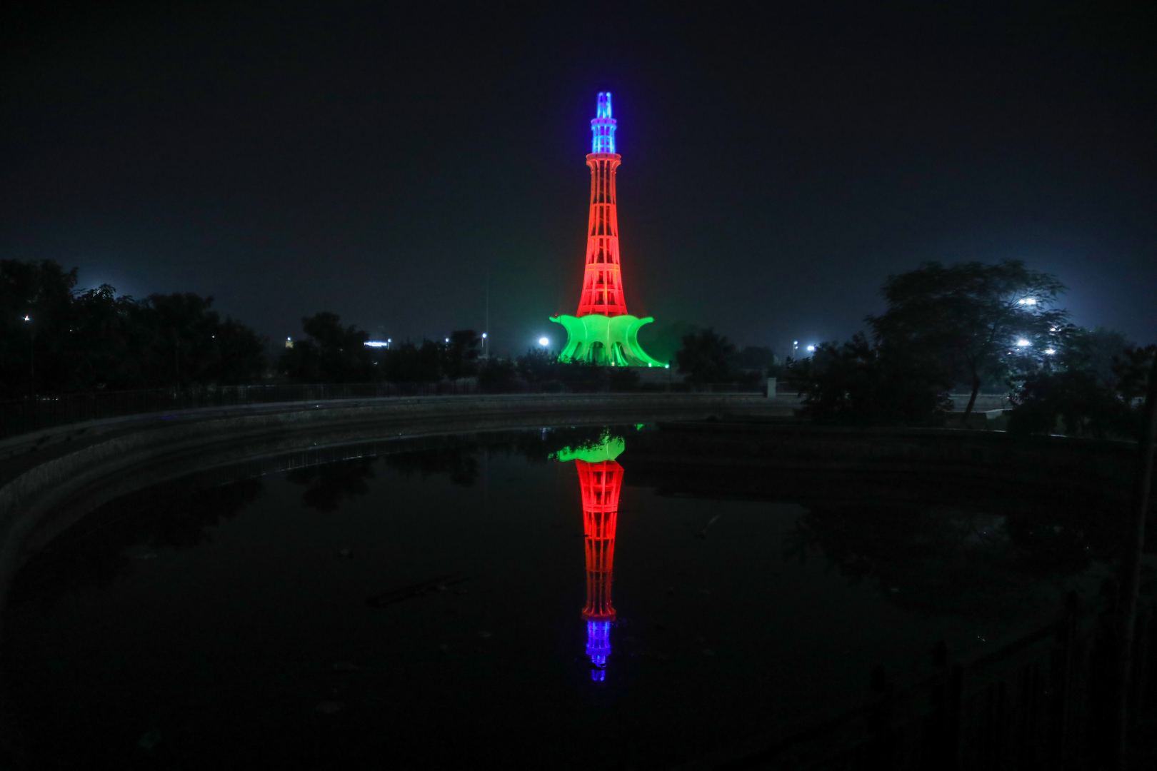 “Minar-e-Pakistan” окрасилась в цвета азербайджанского флага (ФОТО)