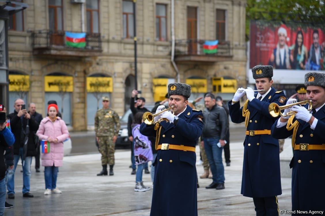 В Баку прошло шествие в связи с Днем Победы (ФОТО)