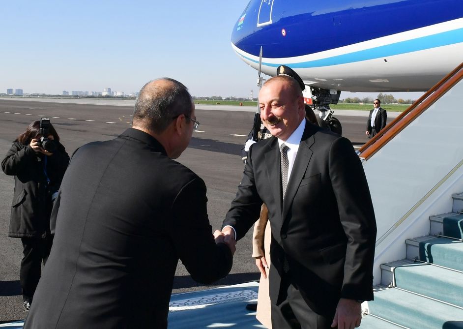 President Ilham Aliyev and First Lady Mehriban Aliyeva arrive in Uzbekistan on visit (PHOTO/VIDEO)