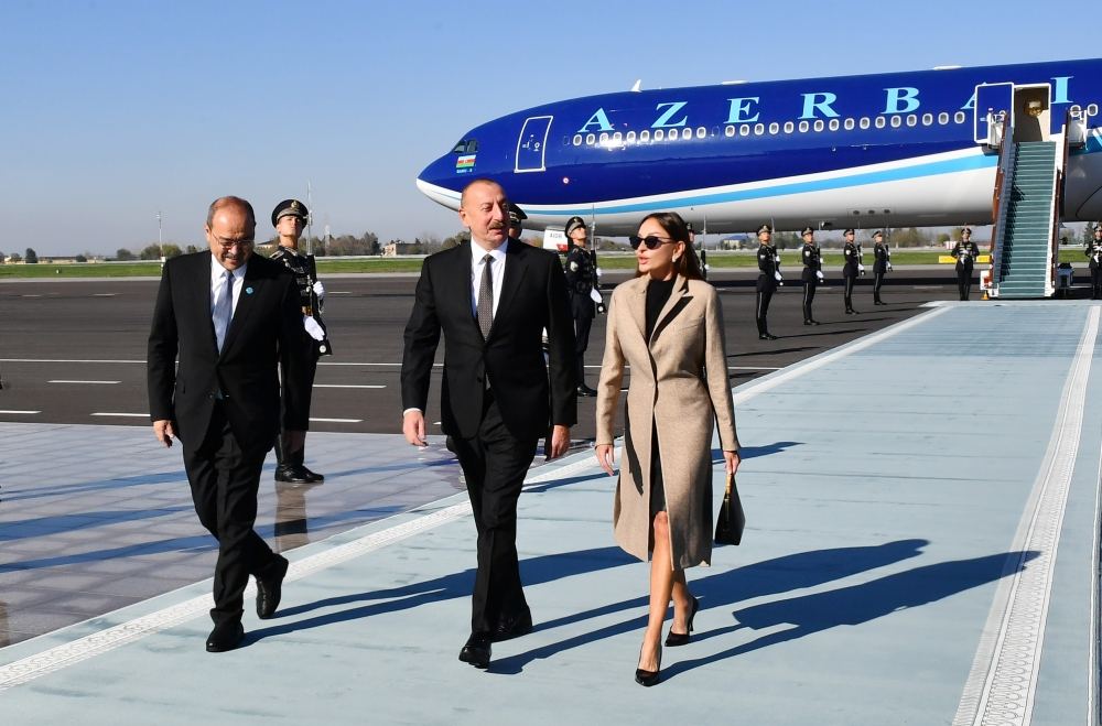 President Ilham Aliyev and First Lady Mehriban Aliyeva arrive in Uzbekistan on visit (PHOTO/VIDEO)