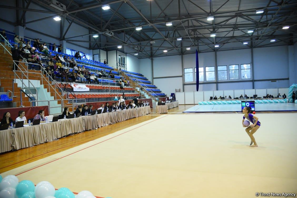 Bədii və aerobika gimnastikası üzrə birgə Bakı çempionatının ikinci günü start götürüb (FOTO)