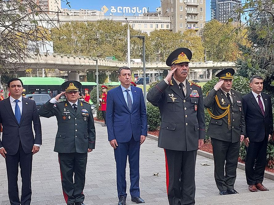 Azerbaijani defense minister meets with Georgian PM (PHOTO)