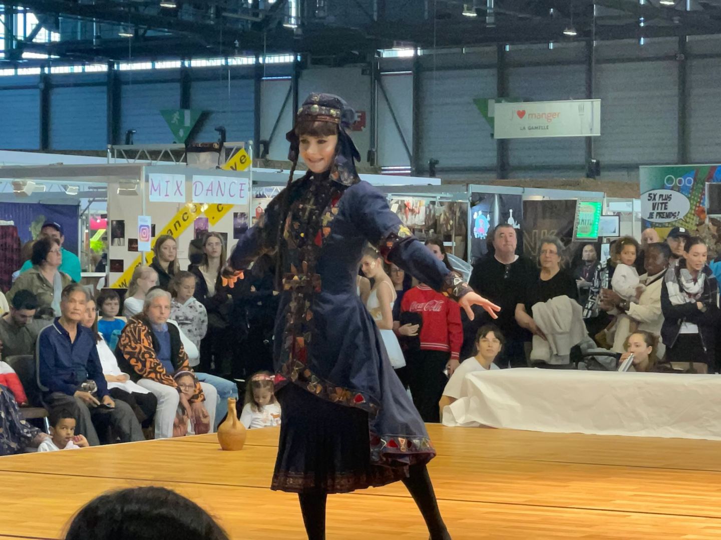 В рамках выставки в Женеве исполнен азербайджанский традиционный танец (ФОТО)