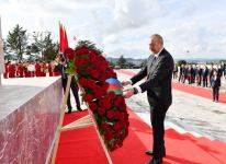 President Ilham Aliyev visits “Mother Albania” monument in Tirana (PHOTO/VIDEO)
