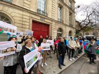 Представители азербайджанской диаспоры проводят акцию протеста перед Сенатом Франции (ФОТО)