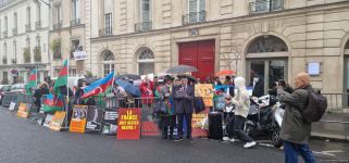 Представители азербайджанской диаспоры проводят акцию протеста перед Сенатом Франции (ФОТО)