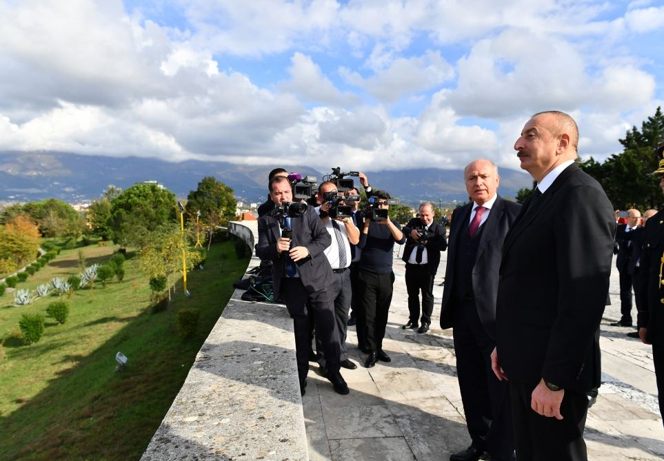 President Ilham Aliyev visits “Mother Albania” monument in Tirana (PHOTO/VIDEO)