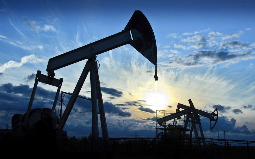 Цены на нефть падают более чем на один процент