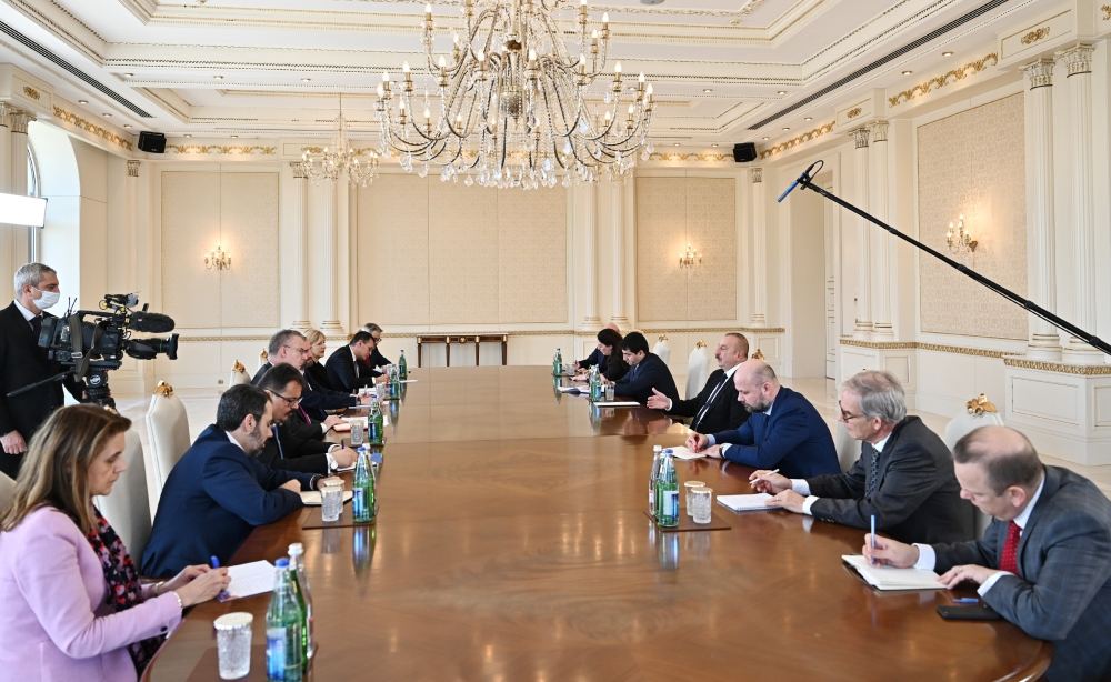 Президент Ильхам Алиев принял делегацию во главе со специальным посланником ЕС по "Восточному партнерству" (ВИДЕО)