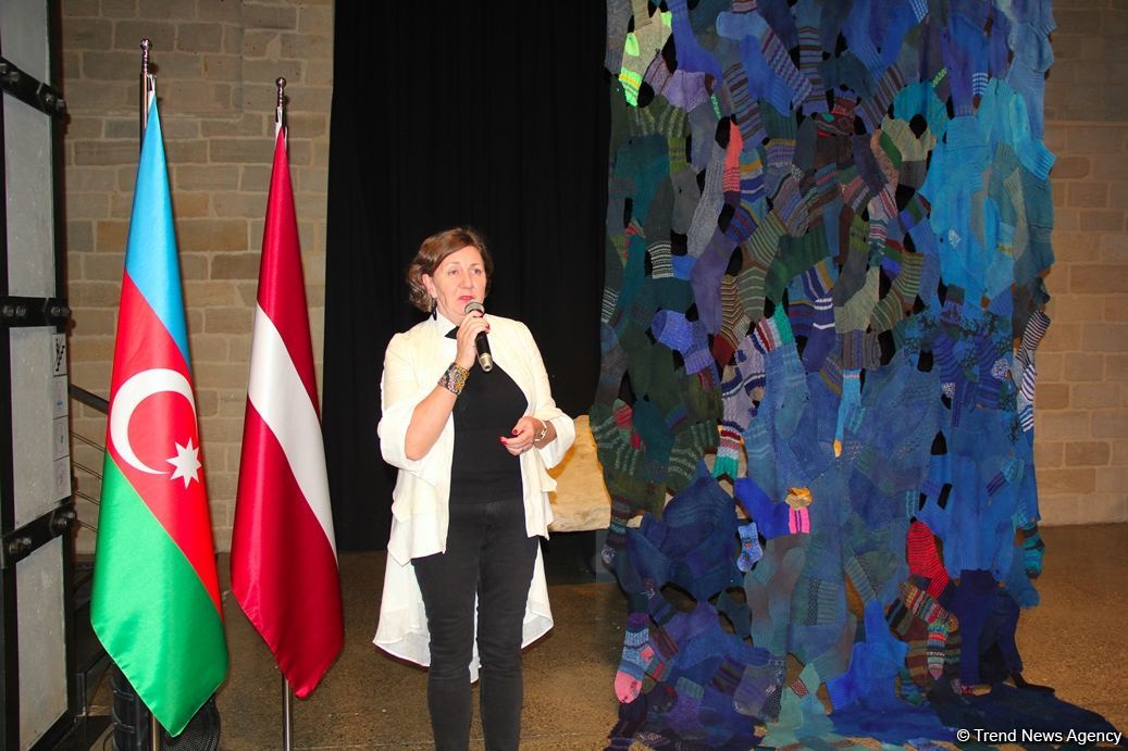 В Баку представлена необычная выставка носков, организованная посольством Латвии, Art Academy of Latvia и QGallery (ФОТО)