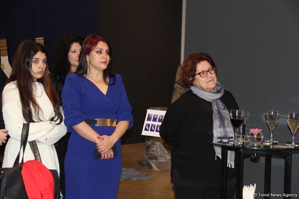 В Баку представлена необычная выставка носков, организованная посольством Латвии, Art Academy of Latvia и QGallery (ФОТО)