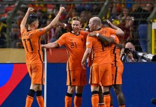Dutch strike late to grab 2-0 win over Senegal