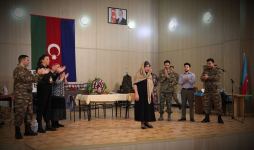 Азербайджанским военнослужащим показали спектакль о судьбе матери, которая ждет сына с фронта (ФОТО)