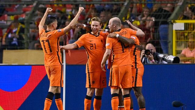 Dutch strike late to grab 2-0 win over Senegal