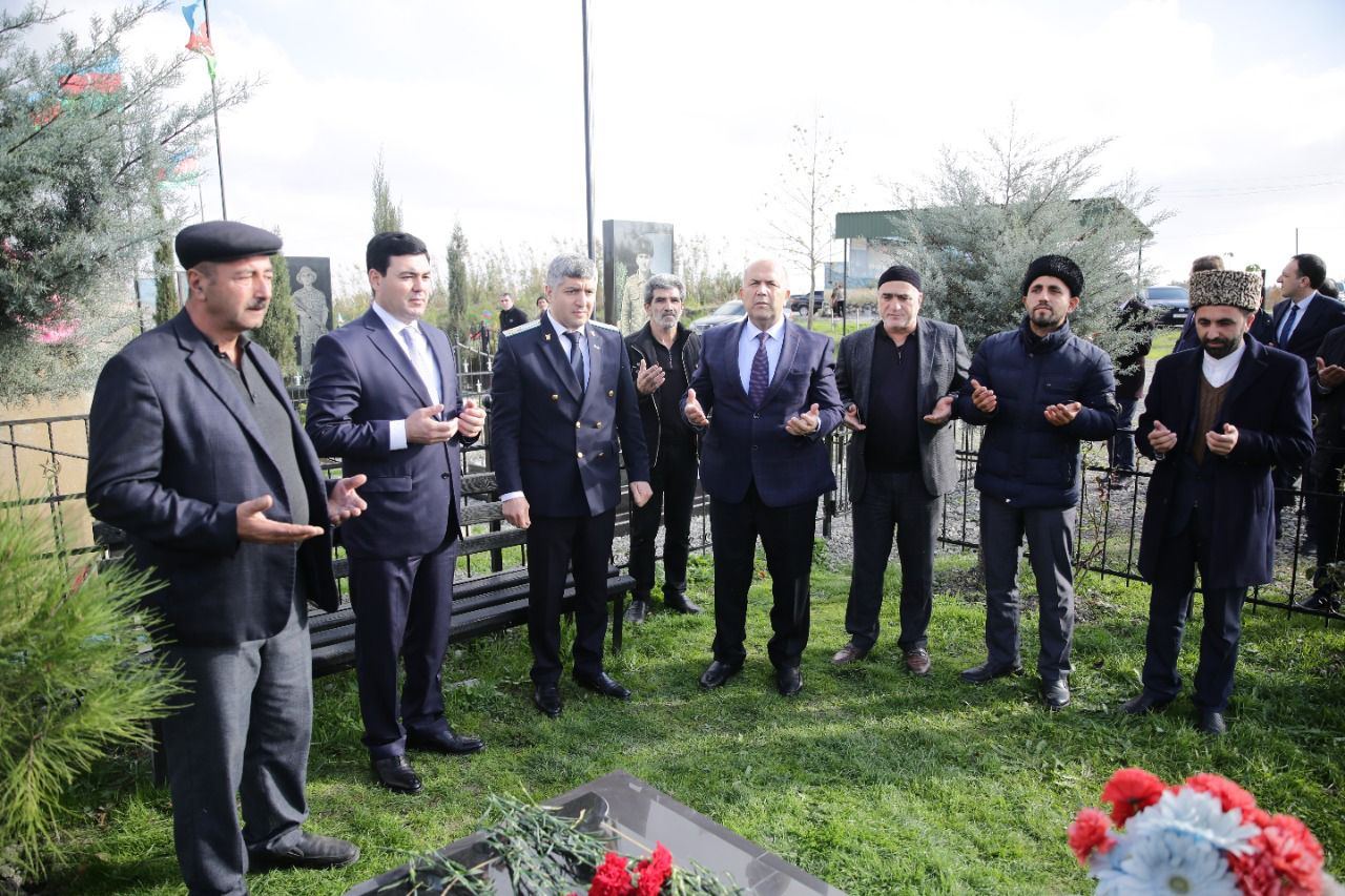 Elnur Rzayev şəhid ailələri ilə birlikdə qəhrəman oğulların məzarını ziyarət edib (FOTO)