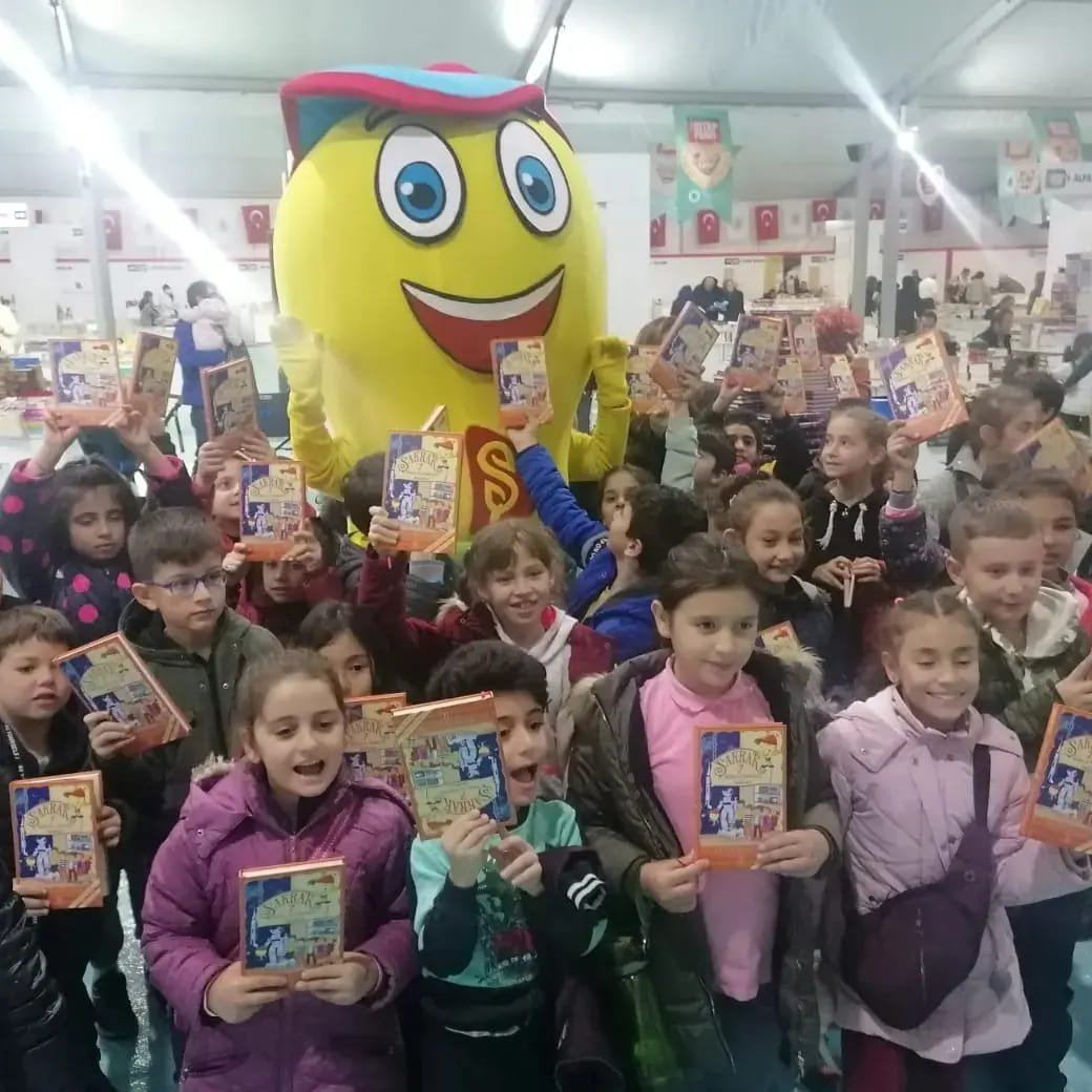 Герой Шакрак встретился с детьми на книжной ярмарке в Тузле (ФОТО/ВИДЕО)