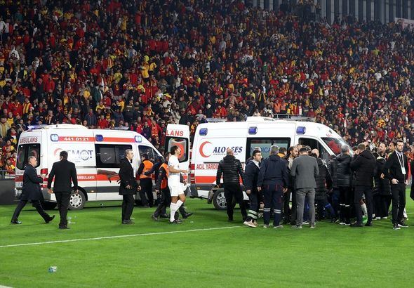 Футбольный матч в Турции остановили из-за беспорядков на стадионе