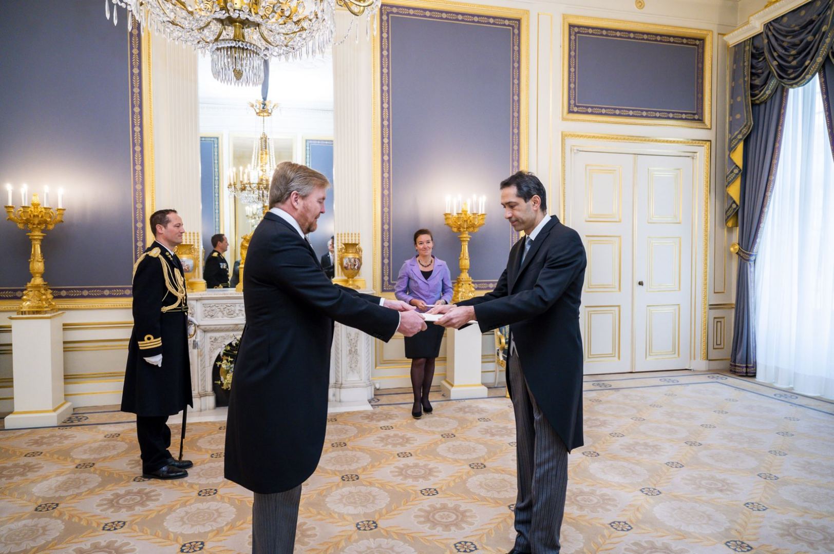 Посол Азербайджана вручил верительные грамоты Королю Нидерландов (ФОТО)