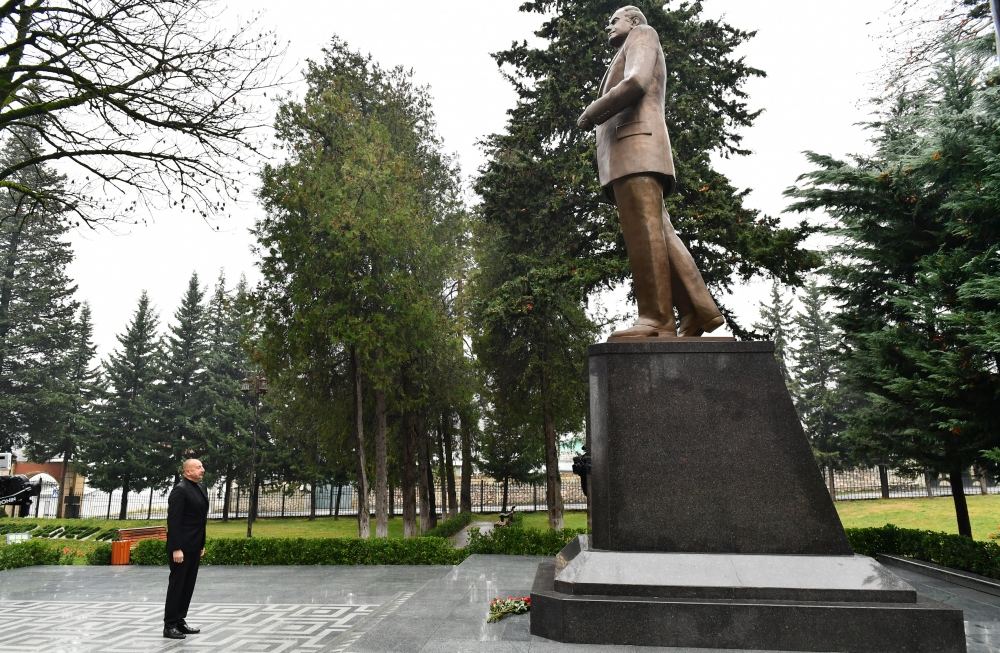 Президент Ильхам Алиев совершил поездку в Огузский район (ФОТО/ВИДЕО)
