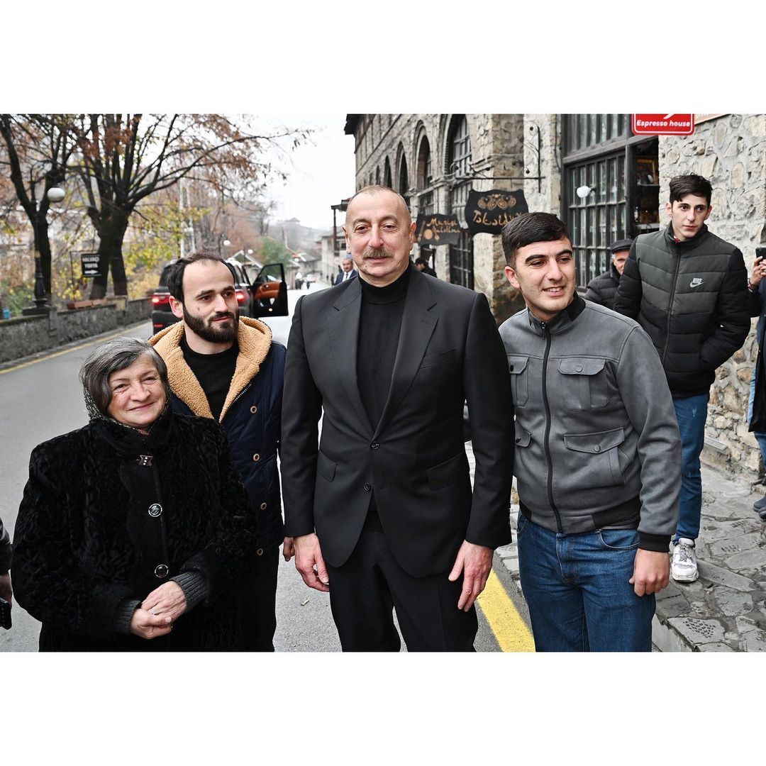 Президент Ильхам Алиев и Первая леди Мехрибан Алиева встретились и побеседовали с жителями города Шеки (ФОТО)