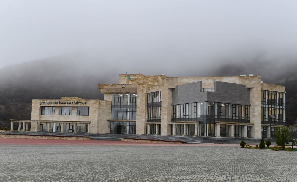 Президент Ильхам Алиев и Первая леди Мехрибан Алиева ознакомились с условиями, созданными в новом административном здании Исполнительной власти города Шеки (ФОТО/ВИДЕО)