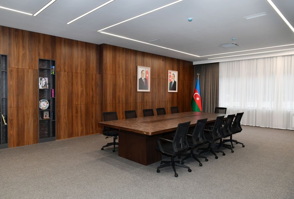 Президент Ильхам Алиев и Первая леди Мехрибан Алиева ознакомились с условиями, созданными в новом административном здании Исполнительной власти города Шеки (ФОТО/ВИДЕО)