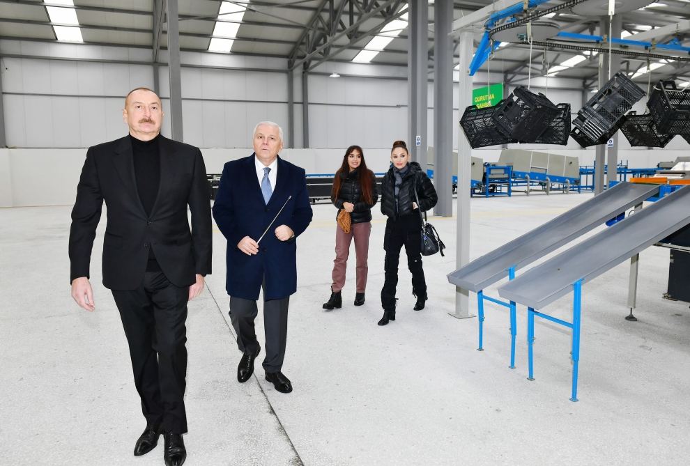 Президент Ильхам Алиев и Первая леди Мехрибан Алиева ознакомились с условиями, созданными на предприятии по производству сухофруктов в селе Орта Зейзид (ФОТО/ВИДЕО)