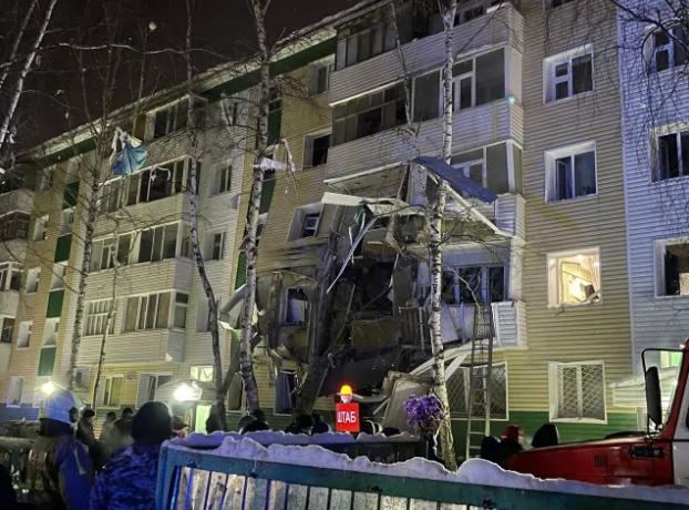 В России обрушились два этажа в жилой пятиэтажке, есть погибшие