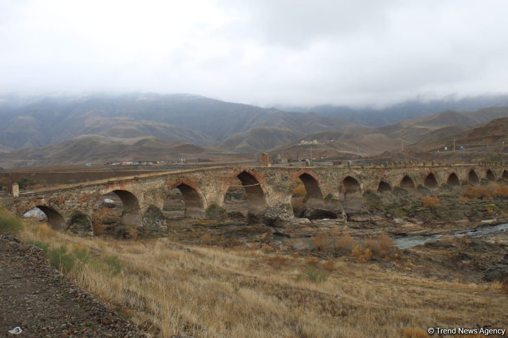 National activist from South Azerbaijan visits Khudafarin bridge (PHOTO)