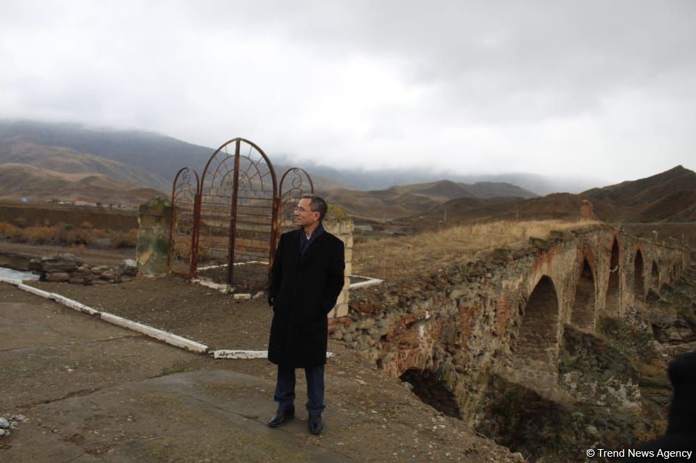 National activist from South Azerbaijan visits Khudafarin bridge (PHOTO)