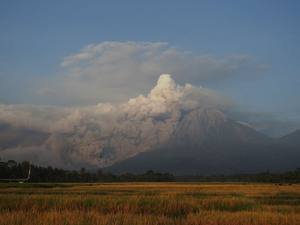 В Индонезии после извержения вулкана эвакуировали около 2 тысяч человек