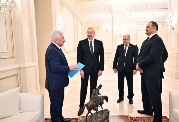 President Ilham Aliyev presented with sculptural work from office of late outstanding statesman, public figure Aziz Aliyev