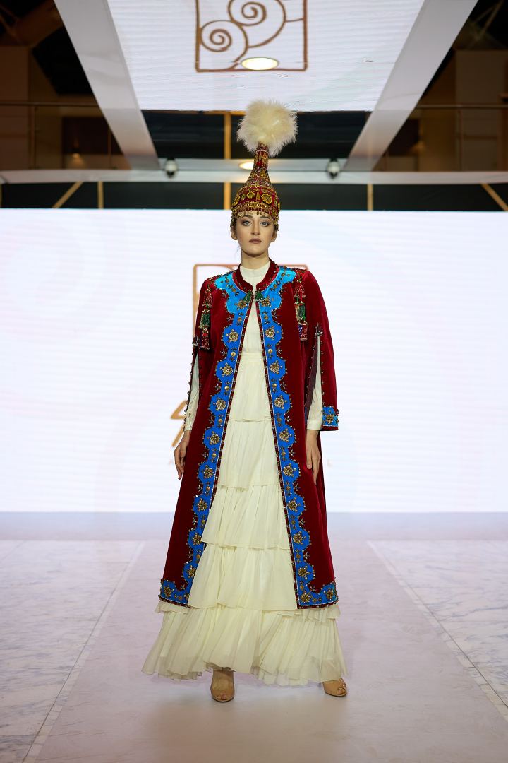 Azerbaijan Fashion Week 2022 – от одеяний кочевников и элегантных хиджабов до волшебной птицы Хумо (ФОТО)