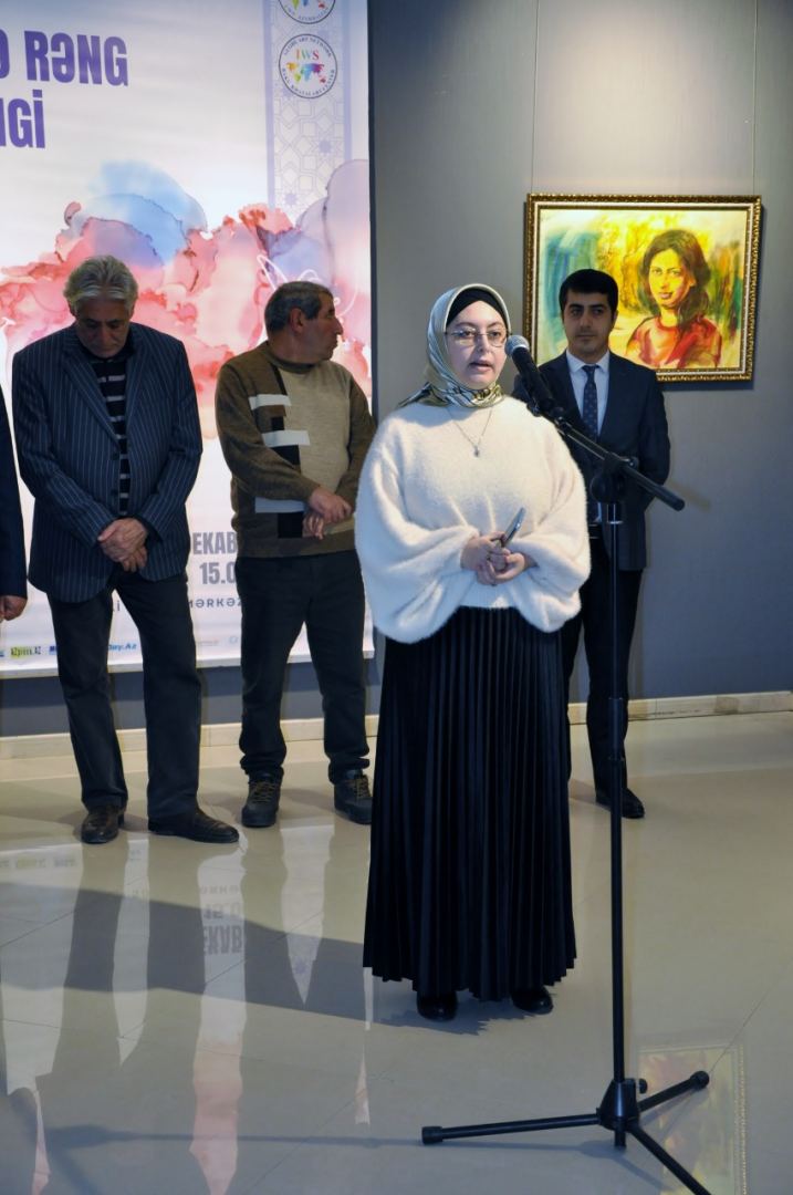Гармония воды и цвета – выставка в Баку (ФОТО)