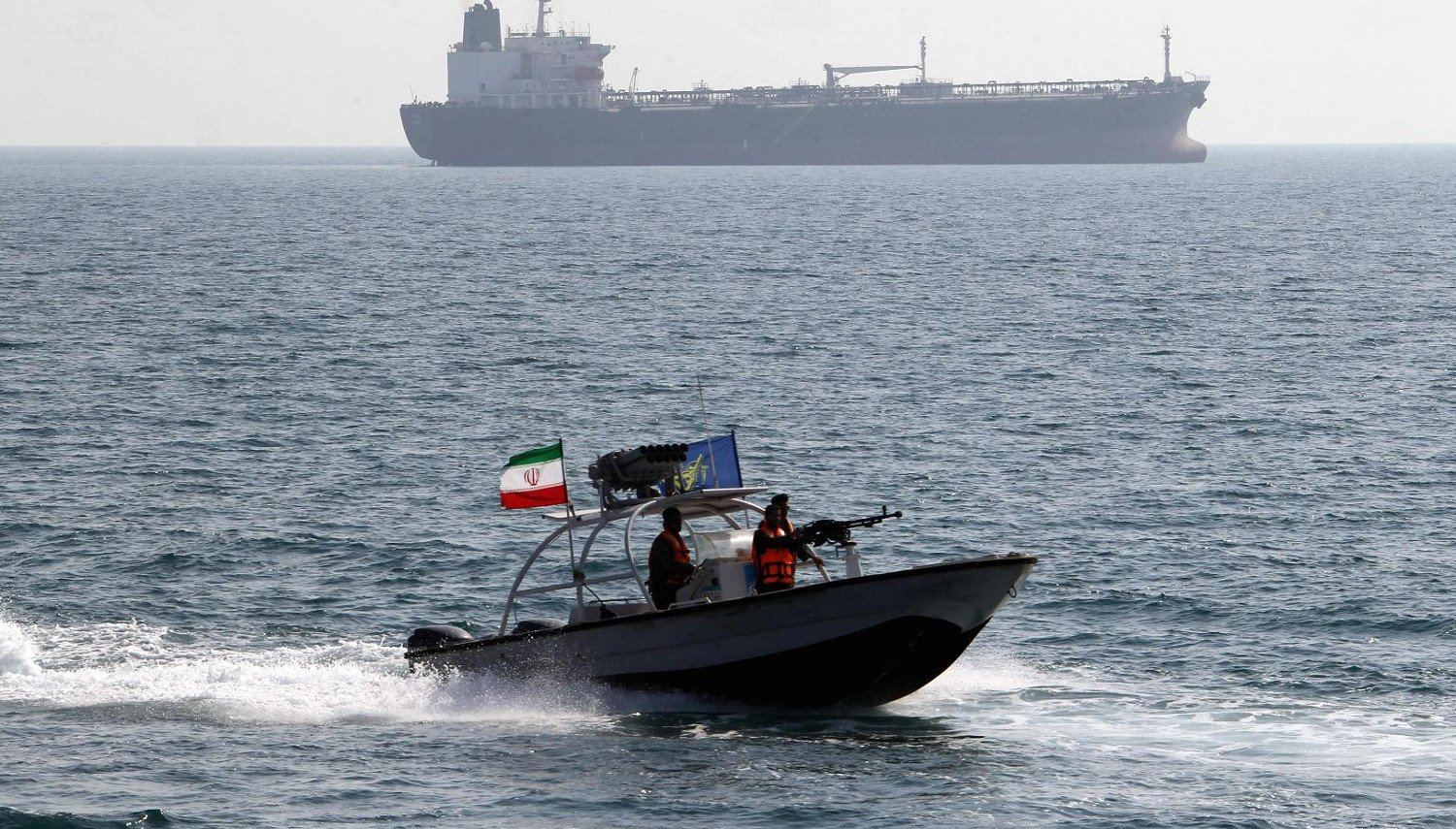 Иранский патрульный катер пытался ослепить суда ВМС США в Ормузском проливе