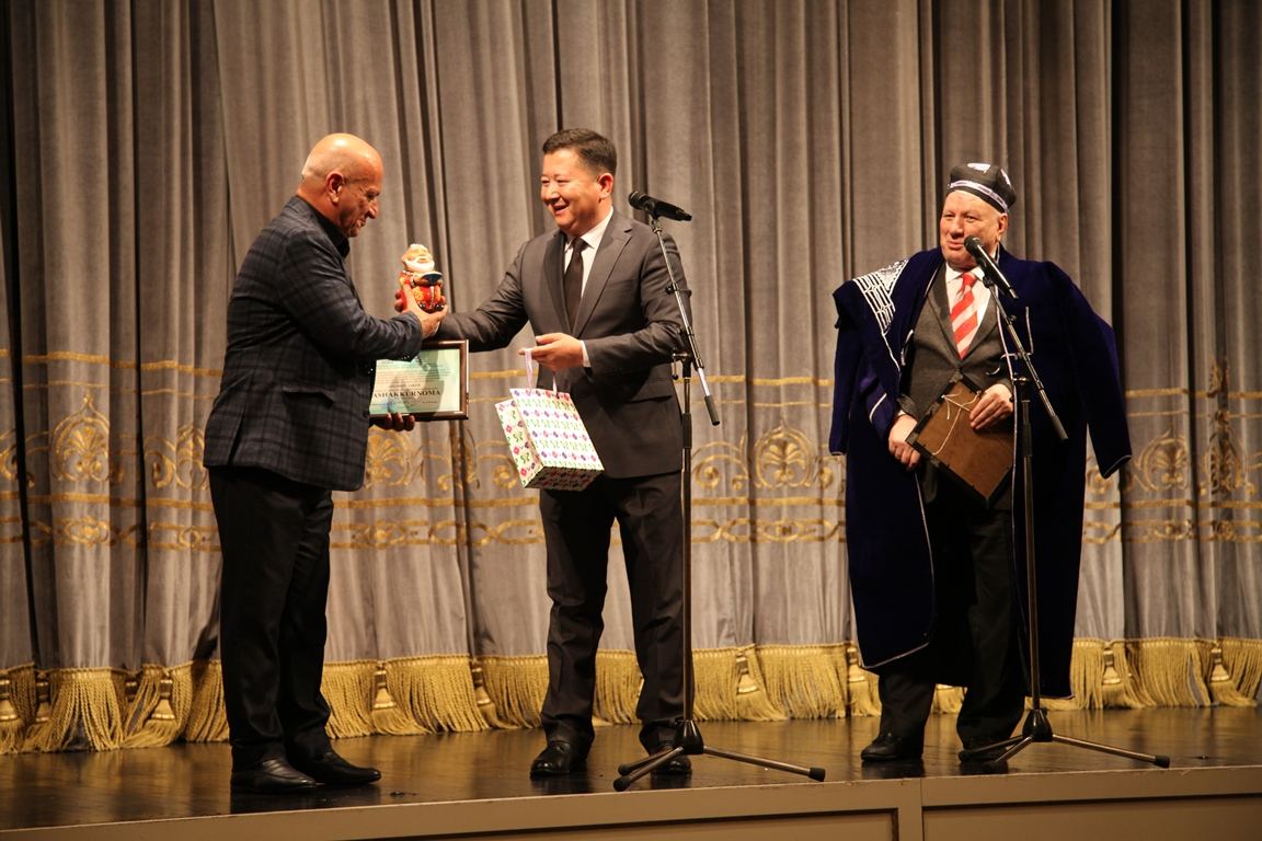 Узбекский театр удостоен почетной грамоты минкультуры Азербайджана (ФОТО)