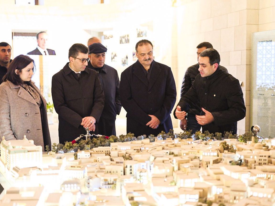 Глава Дагестана посетил Ичеришехер в Баку (ФОТО)