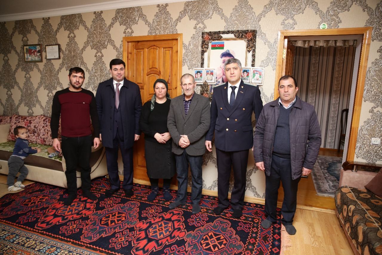 Elnur Rzayev müalicədən qayıdan şəhid atasını evində ziyarət edib (FOTO)