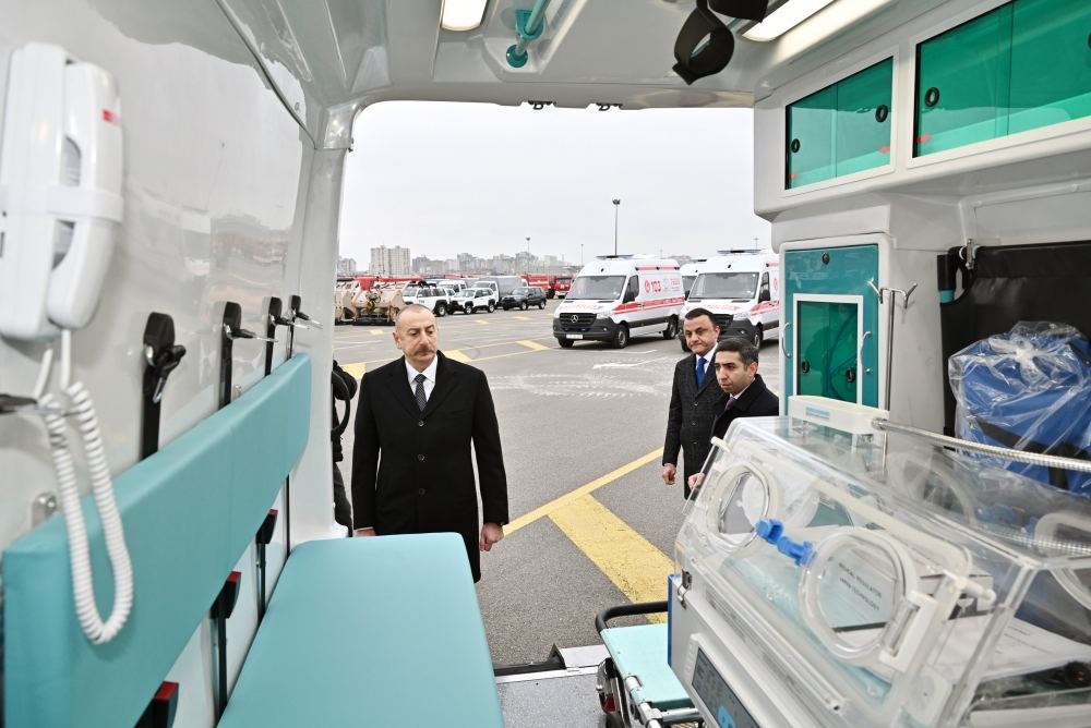 Президент Ильхам Алиев ознакомился с новоприобретенной техникой специального назначения и автомобилями скорой медицинской помощи (ФОТО)