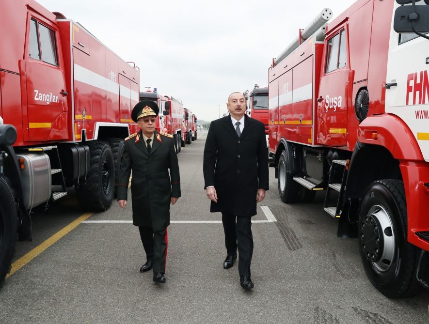 Президент Ильхам Алиев ознакомился с новоприобретенной техникой специального назначения и автомобилями скорой медицинской помощи (ФОТО)