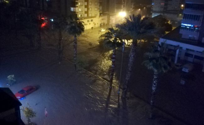 Antalyada güclü yağış fəsadlar törədib, küçələr su altında qalıb