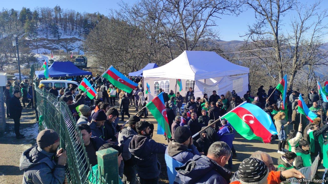 Azərbaycanlılar Qarabağda sülhməramlıların postu yaxınlığında etiraz aksiyası keçirirlər, çadırlar qurulur (FOTO/VİDEO)
