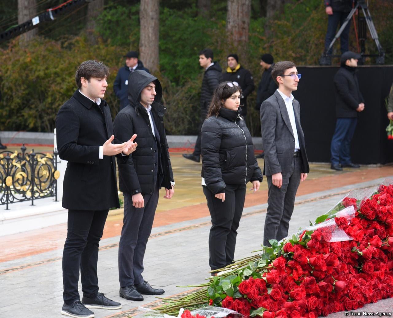 Общественность Азербайджана чтит память великого лидера Гейдара Алиева (ФОТО)
