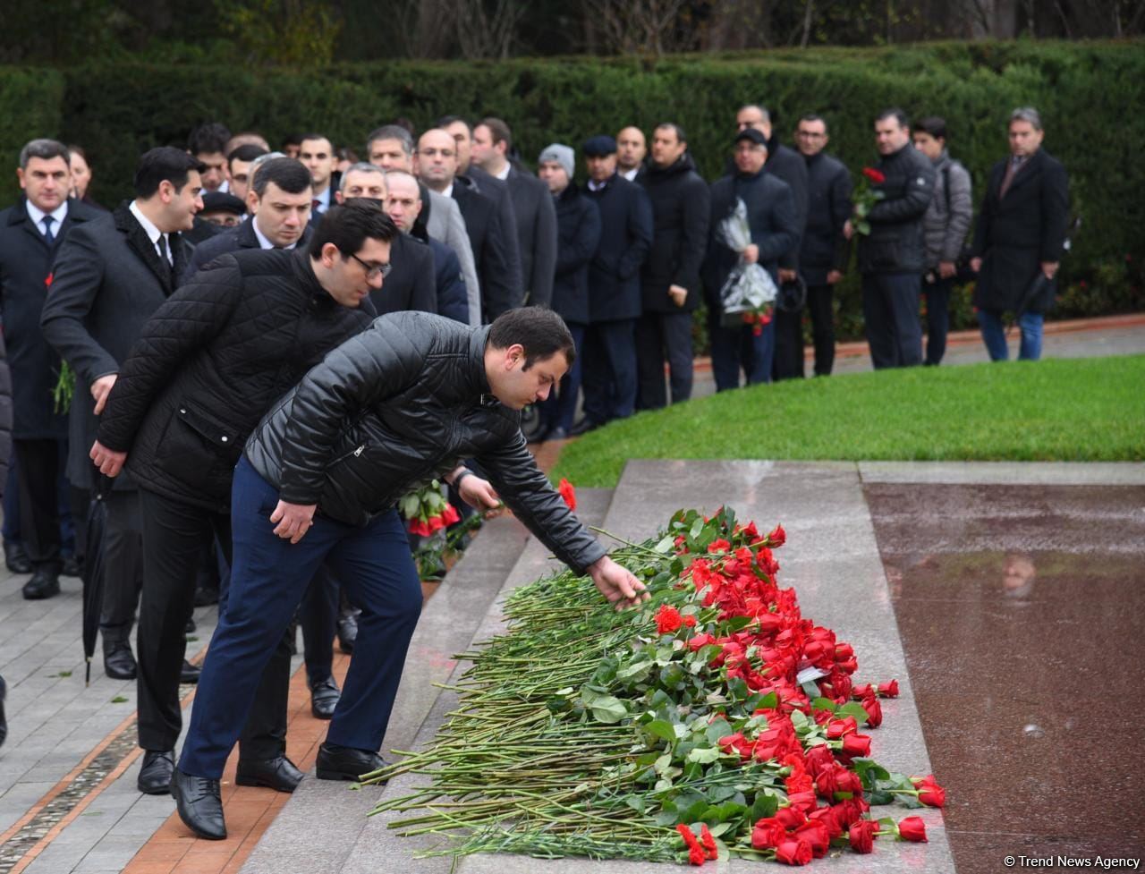 Azərbaycan ictimaiyyəti Fəxri xiyabanda Ulu Öndər Heydər Əliyevin xatirəsini yad edir (FOTO)