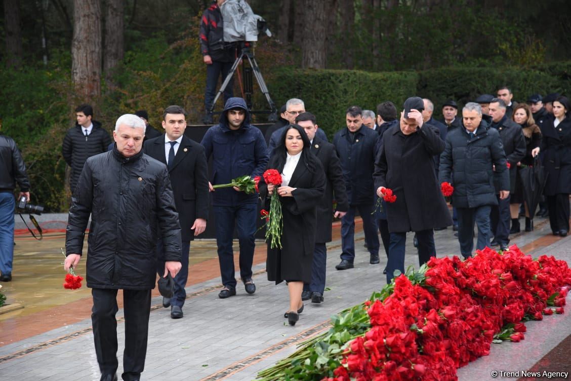 Azərbaycan ictimaiyyəti Fəxri xiyabanda Ulu Öndər Heydər Əliyevin xatirəsini yad edir (FOTO)