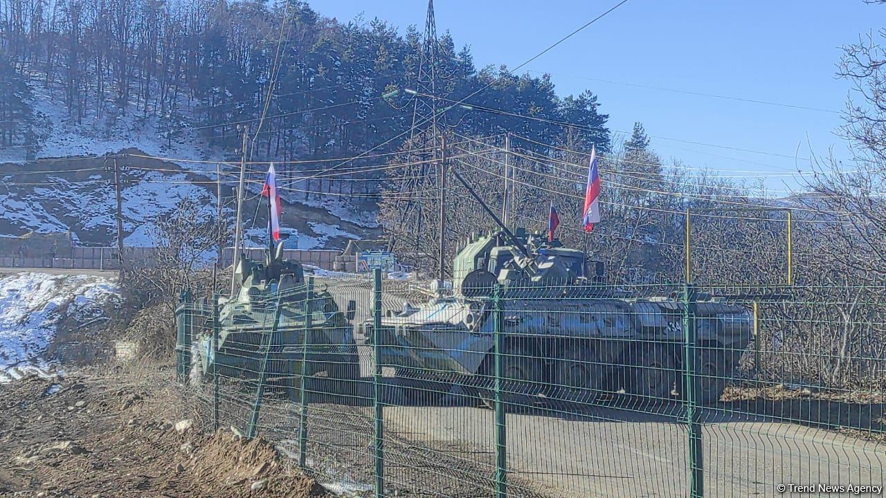 Российские миротворцы стянули бронетехнику на место акции протеста в Карабахе (ФОТО)