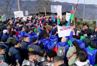 Азербайджанские волонтеры скандировали лозунги в защиту экологии на акции протеста у поста российских миротворцев (ВИДЕО)