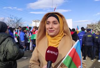 Азербайджанский народ еще раз продемонстрировал свое единство и солидарность - участница акции протеста у поста российских миротворцев (ВИДЕО)