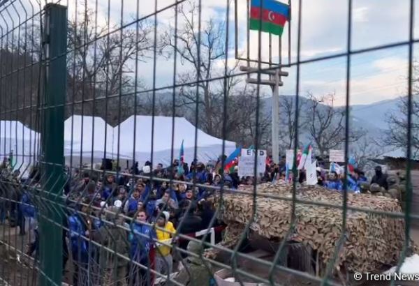 Azerbaijani protesters sing "Soldier's March" on Russian peacekeepers' temporary deployment area near Shusha (VIDEO)