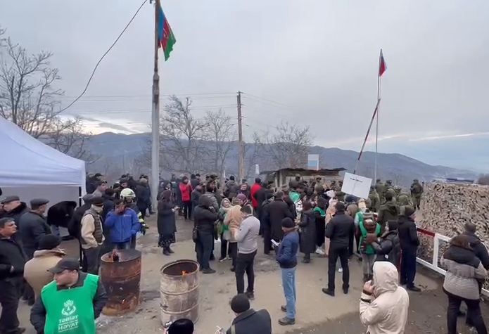 Azerbaijanis continue protests near Shusha for second day (VIDEO)